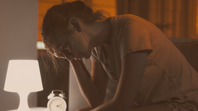 Mulher exausta com mente acelerada